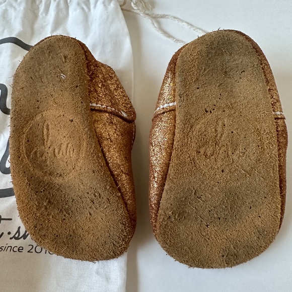 Size 5 HOLIDAY SHIMMER Gold T-Straps Leather Soft Soled Baby Mon Petit Shoes - Picture 6 of 7
